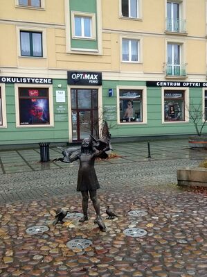 ... і поряд фонтанчик "Дівчинка з голубами".