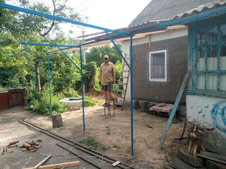 Делаю перголу и навес. Орех я уже спилил.