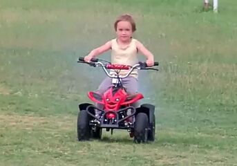 Ліза на квадроциклі